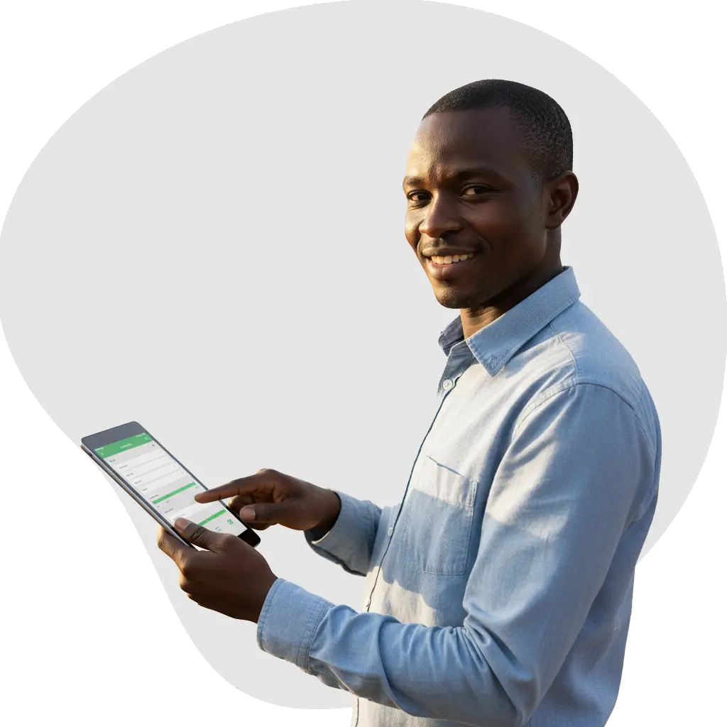 homem segurando tablet com sistema webapp saas nampula maputo ong